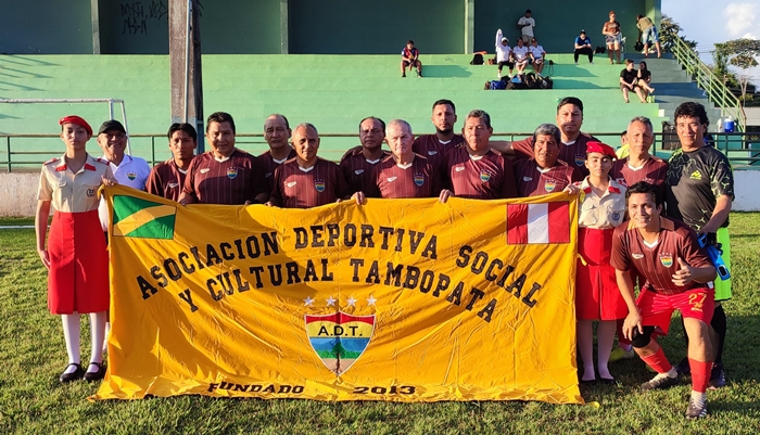1b8fc3f8-2fb0-4468-babe-4ab14594c19f Pelada dos Amigos e Asociacion Tambopata realizam amistoso de futebol promovendo integração esportiva entre Brasil e Peru