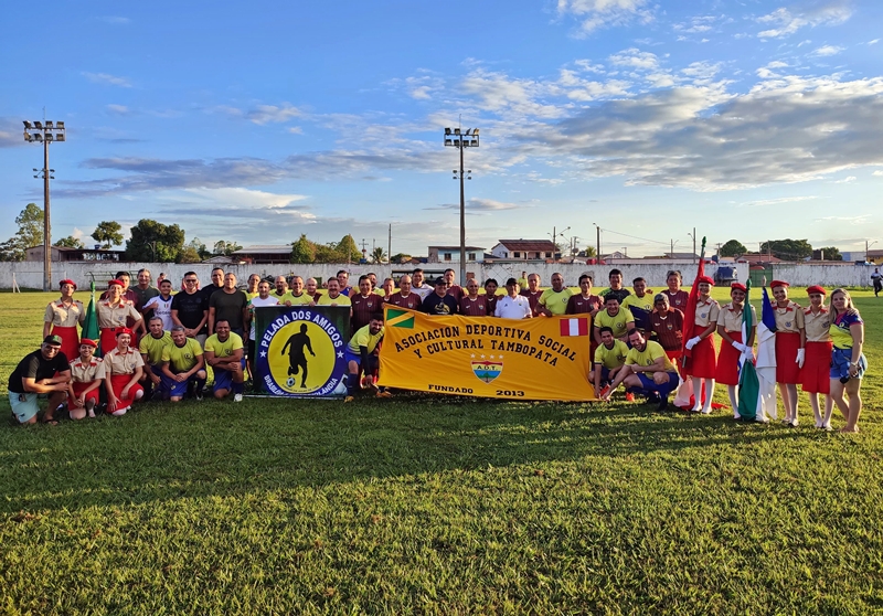 8c3482a5-fc2b-489f-afdb-7b47840f215d Pelada dos Amigos e Asociacion Tambopata realizam amistoso de futebol promovendo integração esportiva entre Brasil e Peru